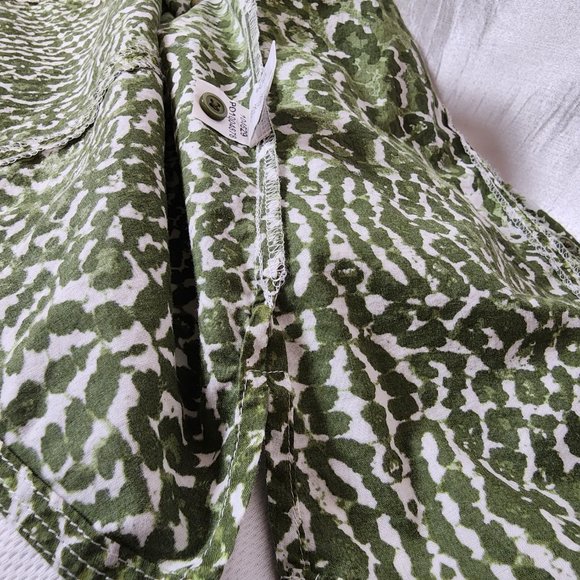 Nearly New Foxcroft size 14 petite Green and White Cotton Animal Print Blouse - Picture 13 of 16
